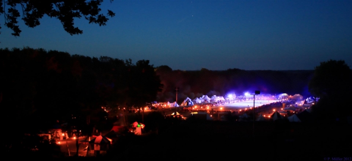 Turnierplatz und Heerlager bei Nacht