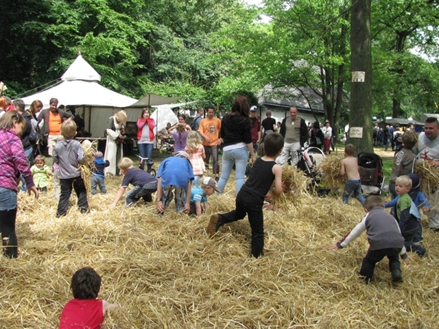 Strohspielplatz01