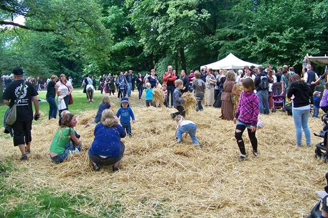 Strohspielplatz03