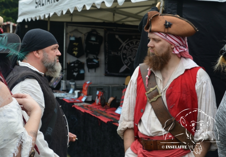 Mr Hurley & die Pulveraffen - buckteeth und fan 1
